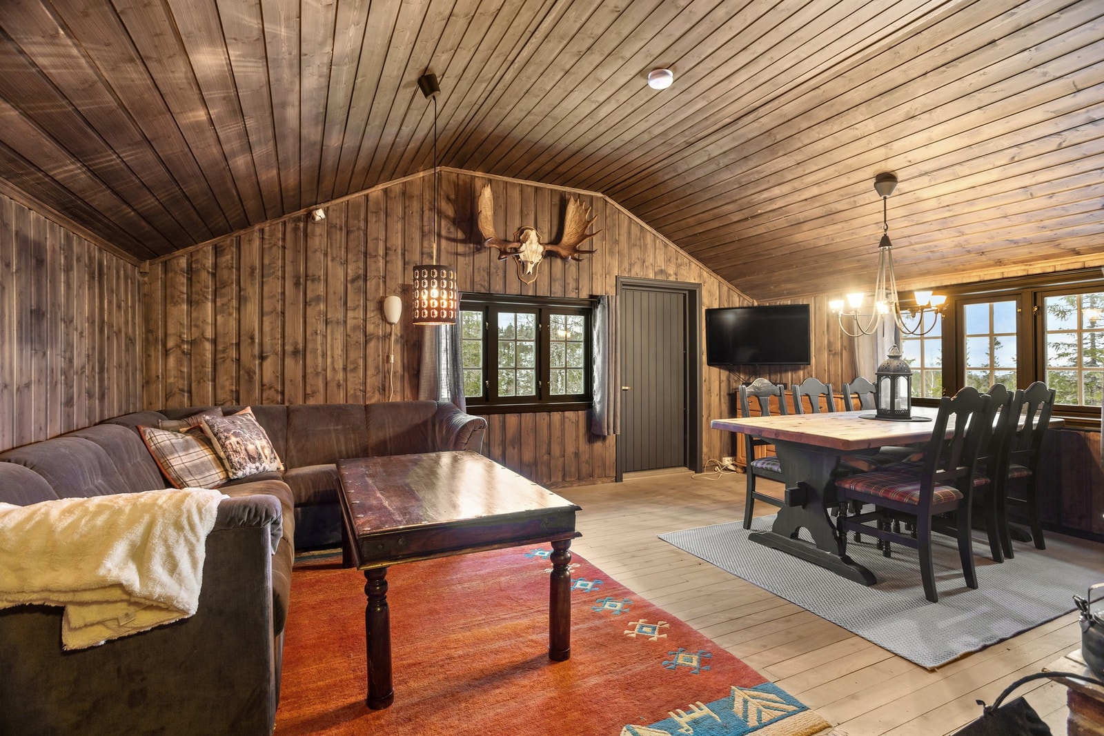 Stue og kjøkken måler til sammen ca 29 kvm Galleribilde