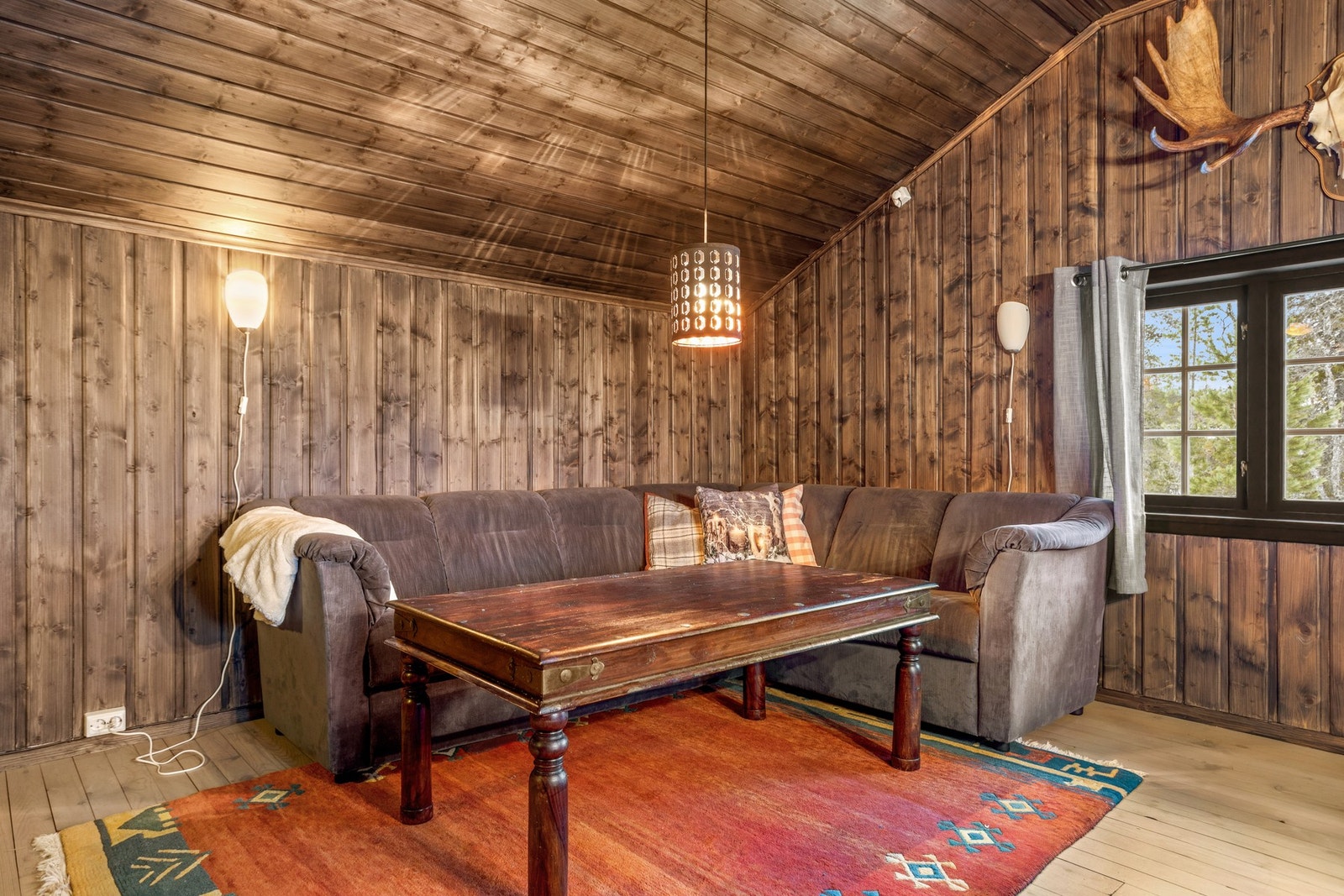 Det er både peis og vedovn. Galleribilde