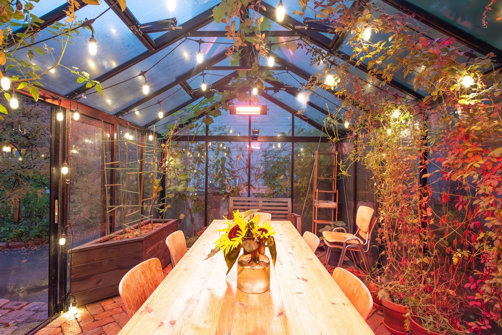 - Det er også mulig å booke et hyggelig utehus for spesielle anledninger - Galleribilde