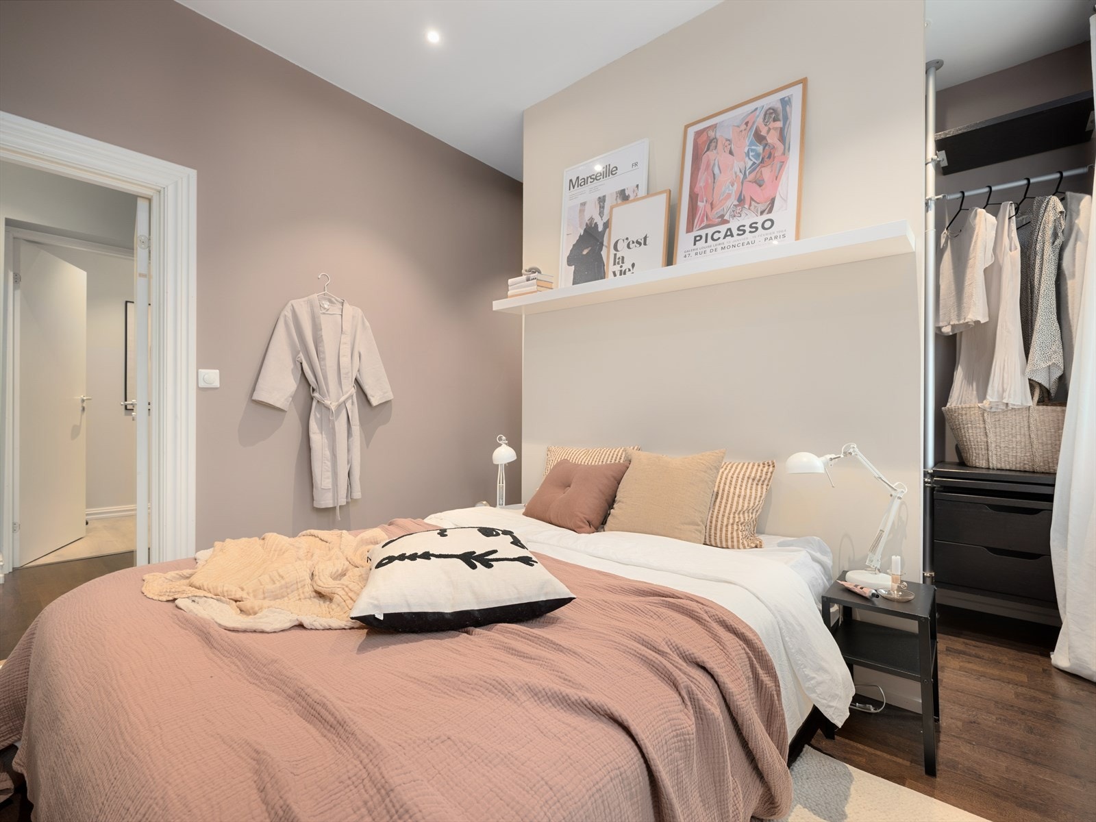 - Veggen bak sengen er ca. 2 meter - Galleribilde