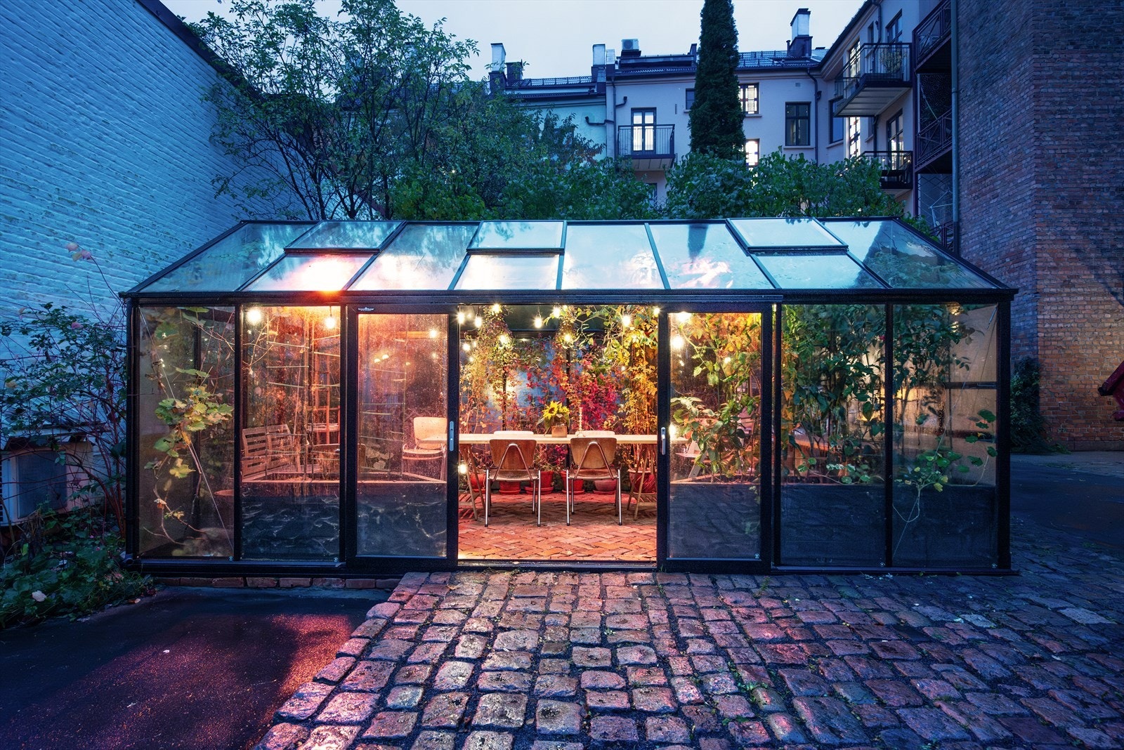 - Botanisk hage borettslag deler bakgården med Tøyenhagen borettslag (Gråbeingårdene) og det er full bruksrett med tilgang til flere sittegrupper, grillsteder, gressplen, dyrkekasser, bålplasser og lekeplasser til barn - Galleribilde