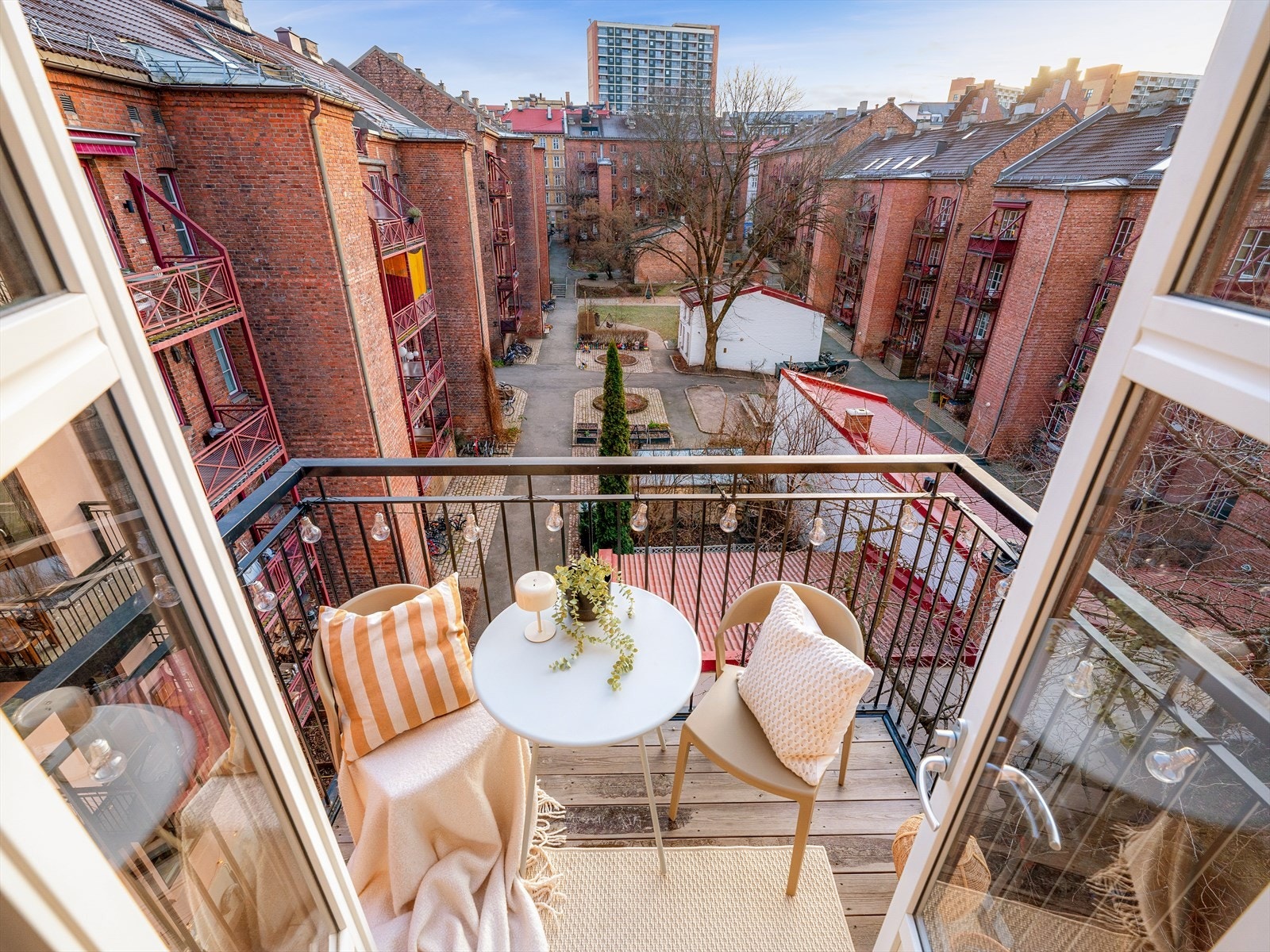 - Boligen ligger høyt og fritt, med flott utsikt mot den skjermede og lukkende bakgården - Galleribilde