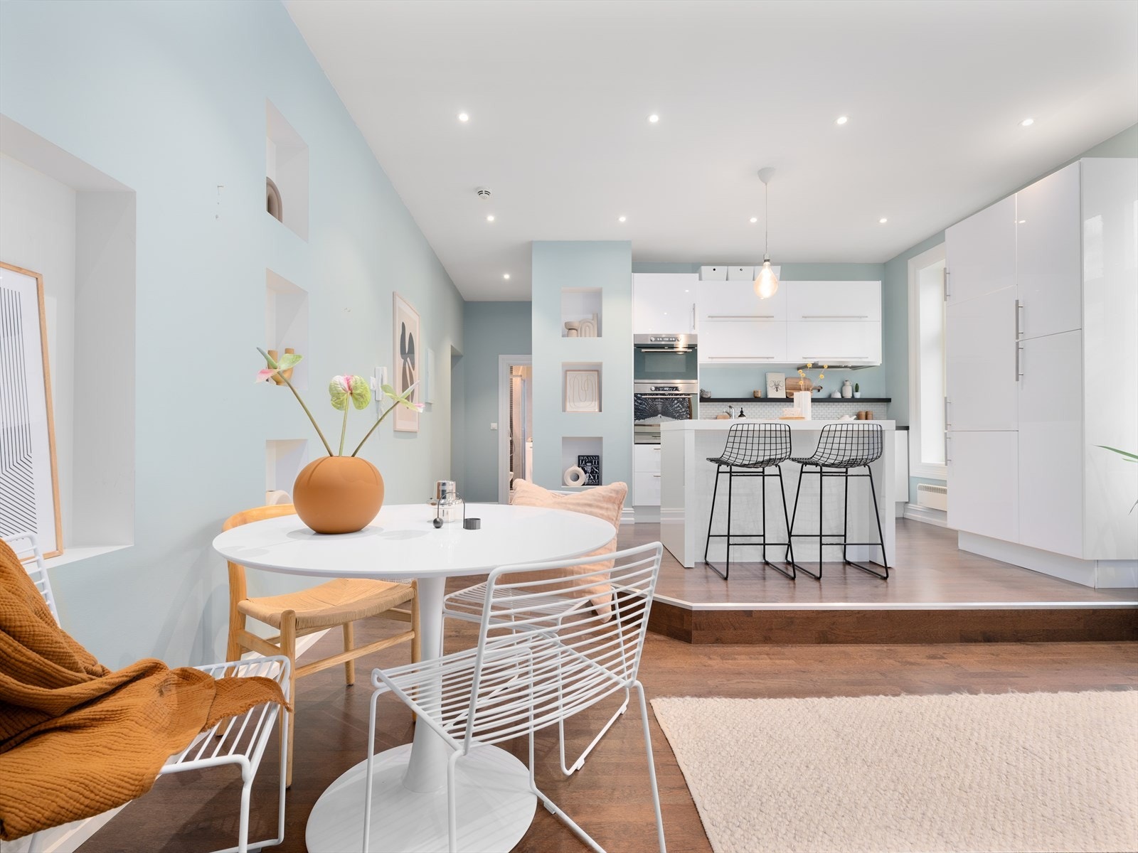 - Takhøyden i stuen er målt til 2,83 meter, og legg merke til de dimmbare spottene i taket - Galleribilde