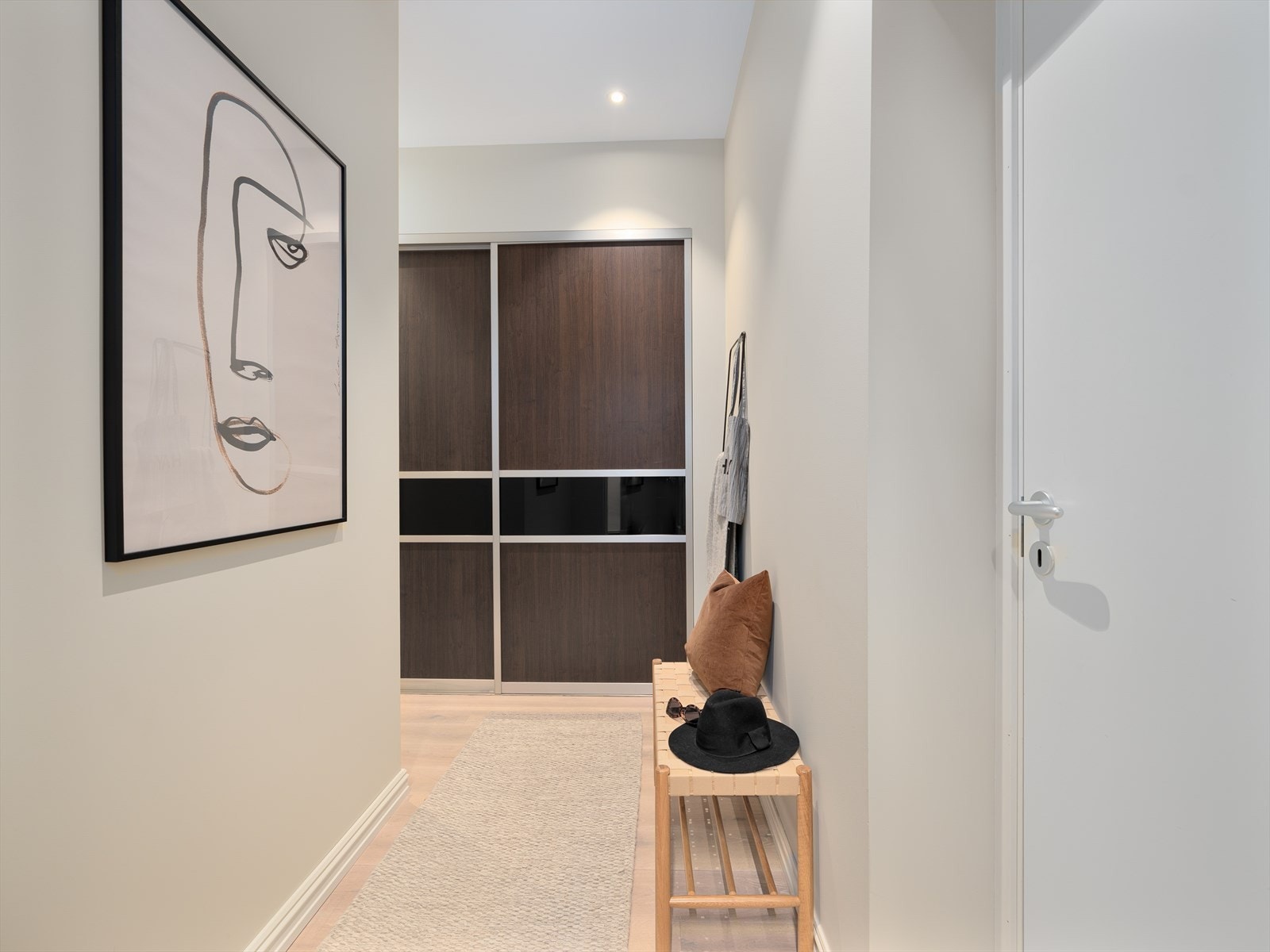 - Nymalt og separat entré med stor skyvedørsgarderobe - Galleribilde