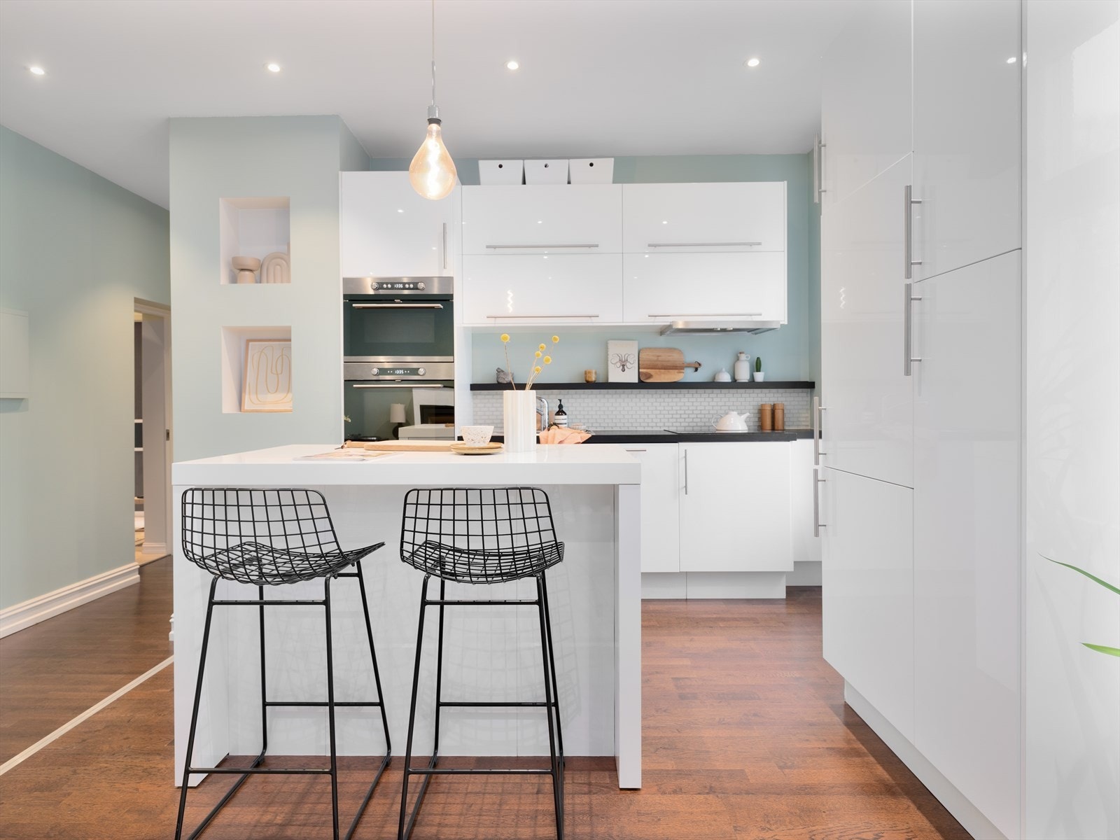 - Kjøkkeninnredningen byr på godt med skap- og benkeplass - Galleribilde