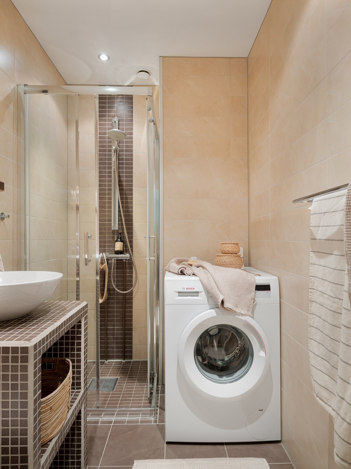 - Baderommet er utstyrt med dusjhjørne med innfellbare dusjdører, servant med innredning og toalett - Galleribilde