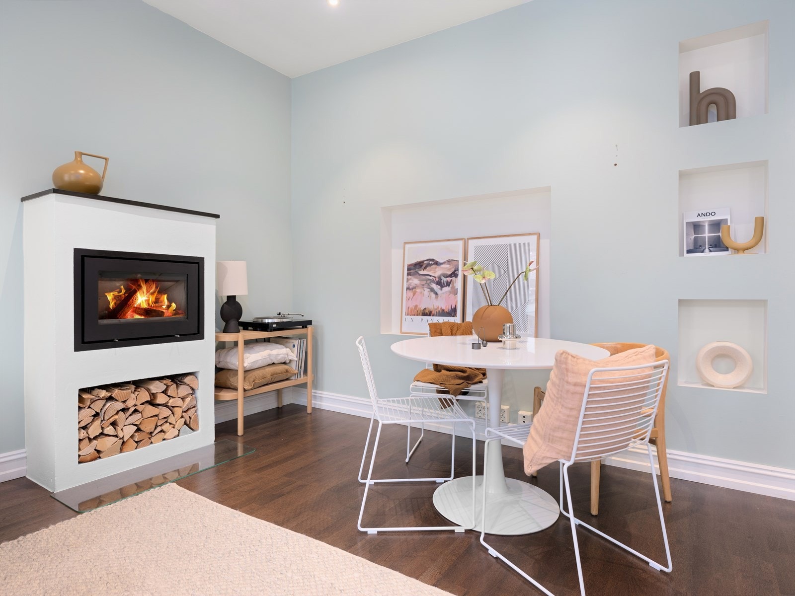 - Det er plass til et større spisebord om ønskelig - Galleribilde