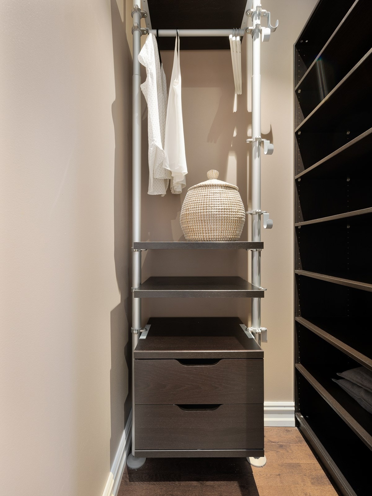 - Spesialbygget garderobeløsning for maksimal utnyttelse - Galleribilde