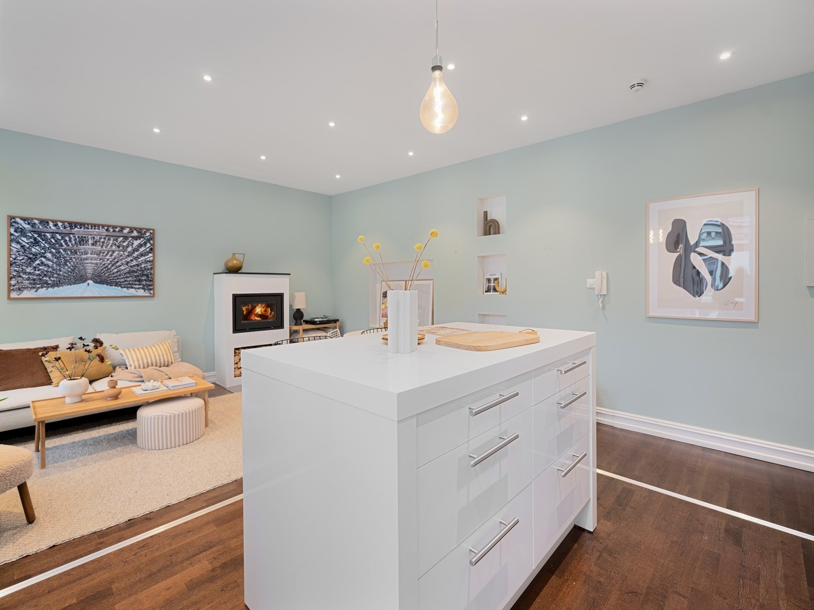 - Kjøkkenøy med gode lagringsmuligheter - Galleribilde