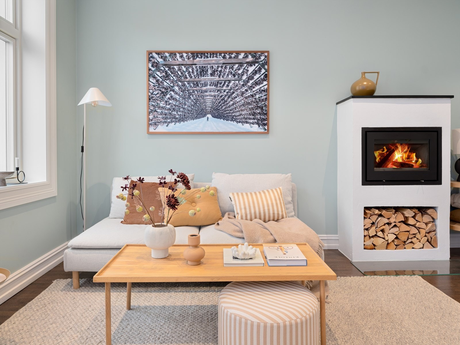 - Oppholdsrommet oppleves romslig, og har en fin soneinndeling - Galleribilde