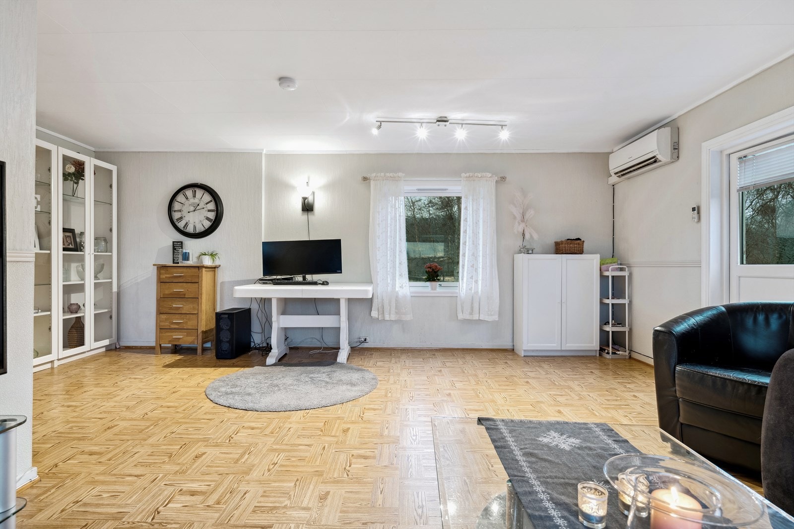 Romslig stue med utgang til terrasse Galleribilde