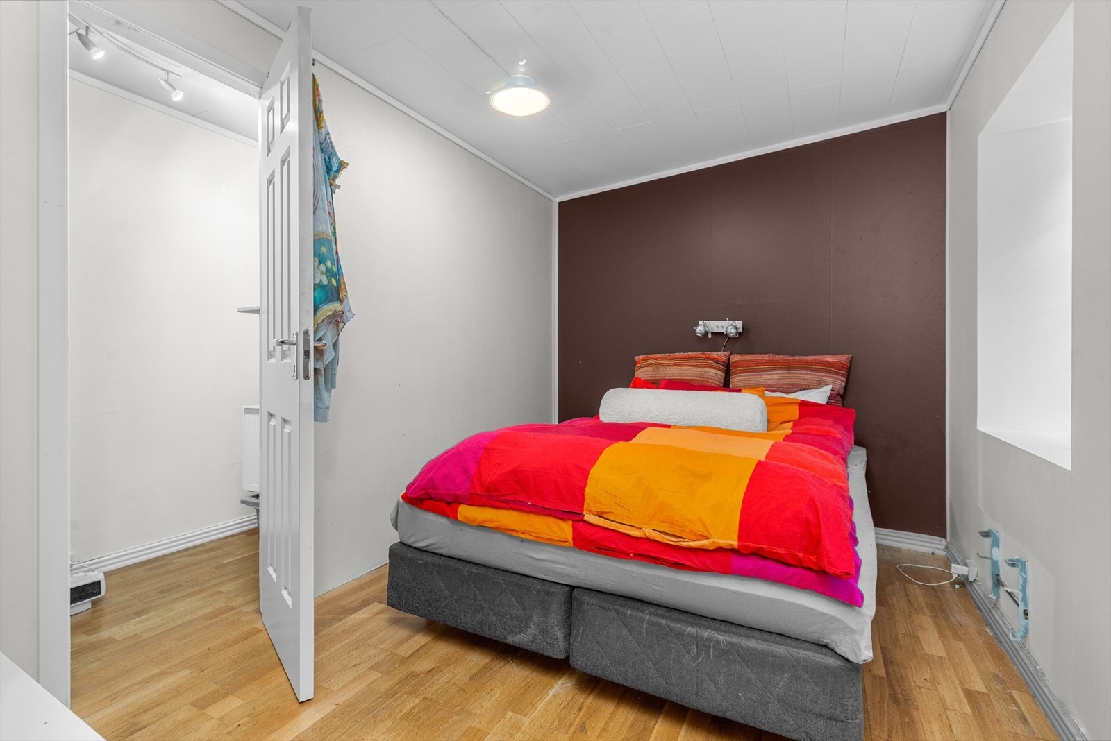 Koselig soverom med god plass og naturlig lys. Perfekt for avslapning og hvile. Stor garderobe bakenfor. Galleribilde