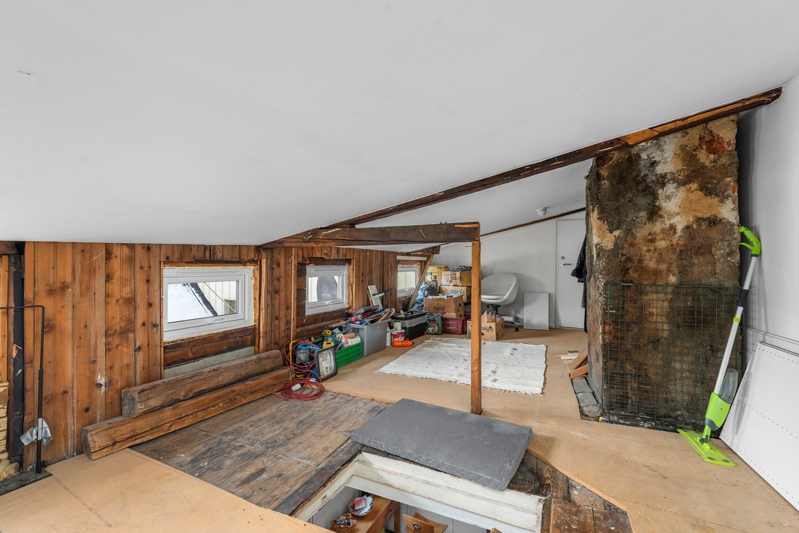 Romslig loft med potensiale for oppussing og tilpasninger. Ikke mulig å få godkjent som oppholdsrom Galleribilde