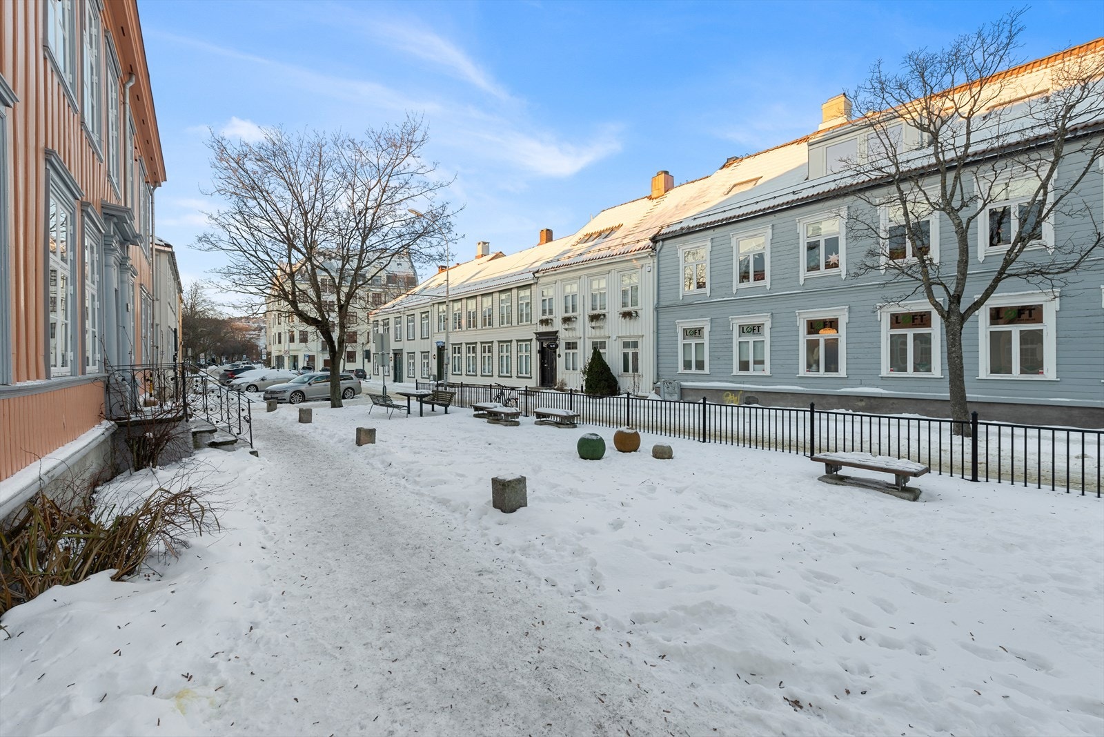 Sjarmerende rekkehus i rolig område med koselige uteområder, nærhet til sentrum og gode kollektivforbindelser. Galleribilde
