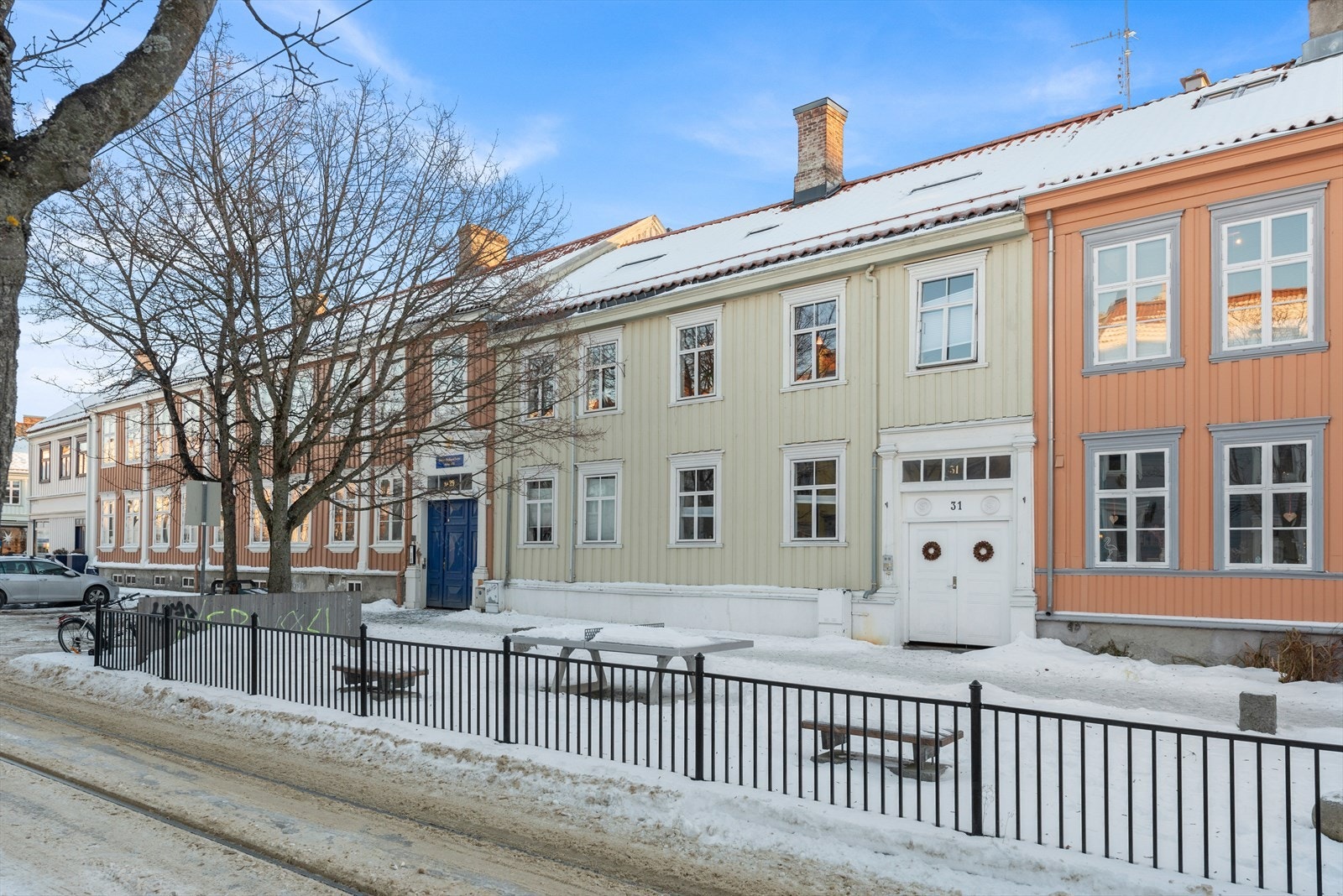 "Sjarmerende bolig i historisk bydel med nærhet til sentrum. Koselig gate med flotte trehus og trivelig nabolag. Trikken går forbiy. Galleribilde