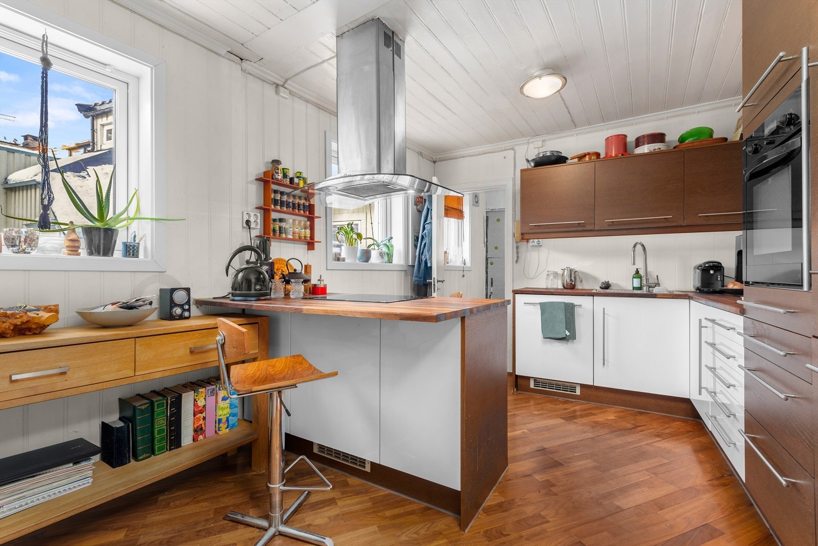 Lys og moderne kjøkkenløsning med god plass til matlaging og oppbevaring. Perfekt for både hverdagsliv og sosiale sammenkomster. Galleribilde