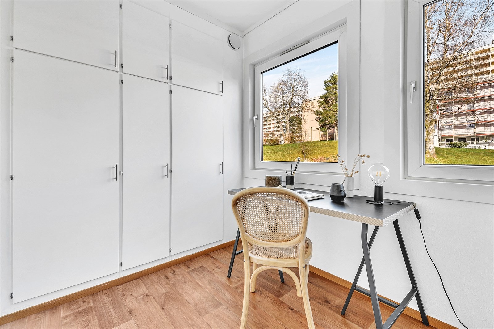 De store vinduene gir mye med naturlig lys til rommet. Galleribilde