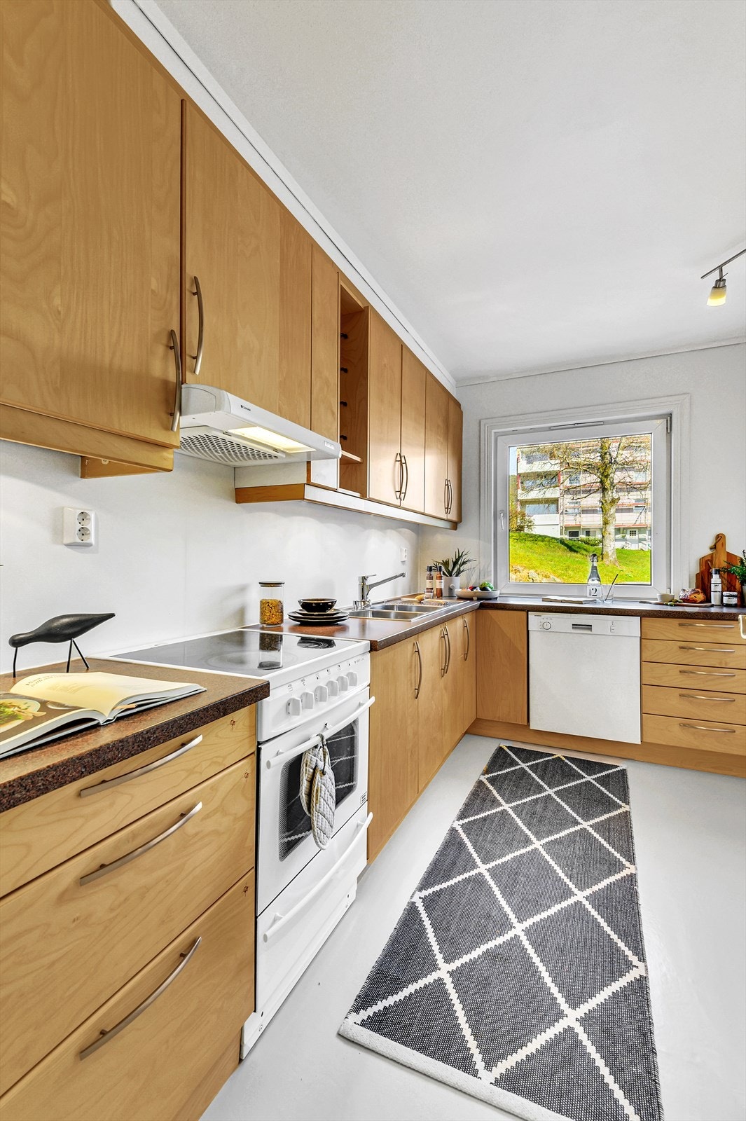 Godt med skap- og benkeplass. Galleribilde