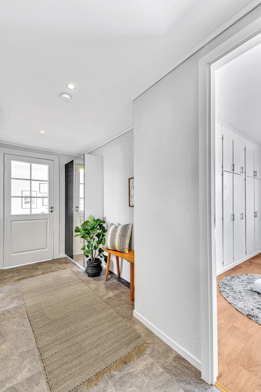 Lys og innbydende entre med plass til å henge fra seg yttertøy. Galleribilde