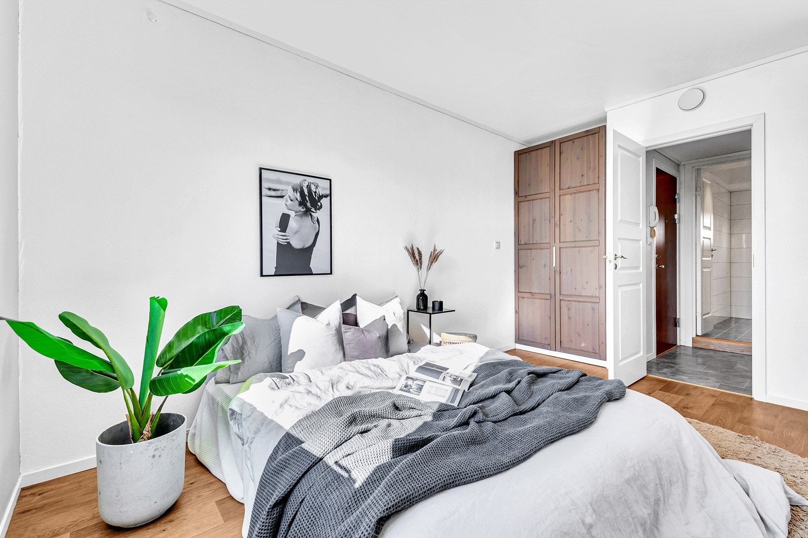 Boligen har tre gode soverom hvor alle har plass til dobbeltseng og klesskap. Galleribilde