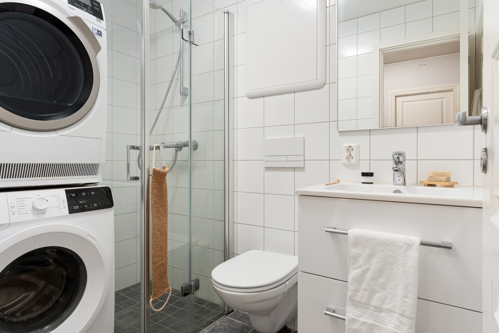 Badet er moderne og helfliset med varmekabler i gulv, og ble oppusset i regi av borettslaget i 2018. Galleribilde