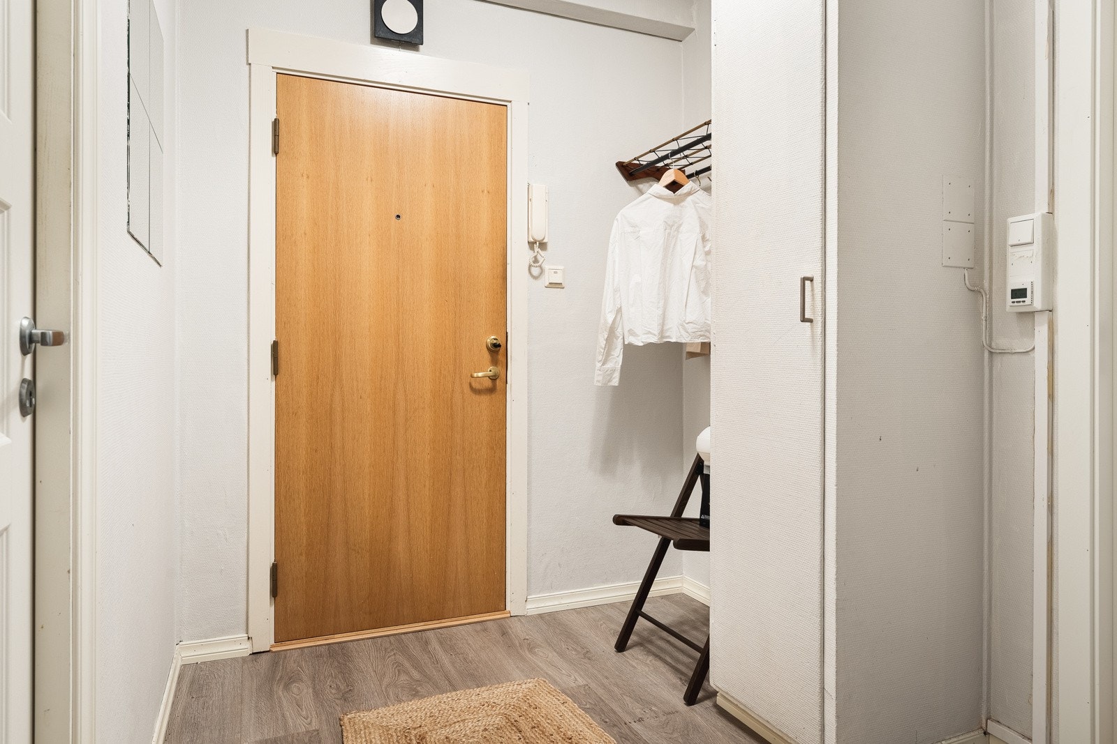 Det første som møter deg er den romslige entreen på 4,5 kvm. Her er det god plass til garderobeløsninger, samt annet møblement etter ønske. Galleribilde