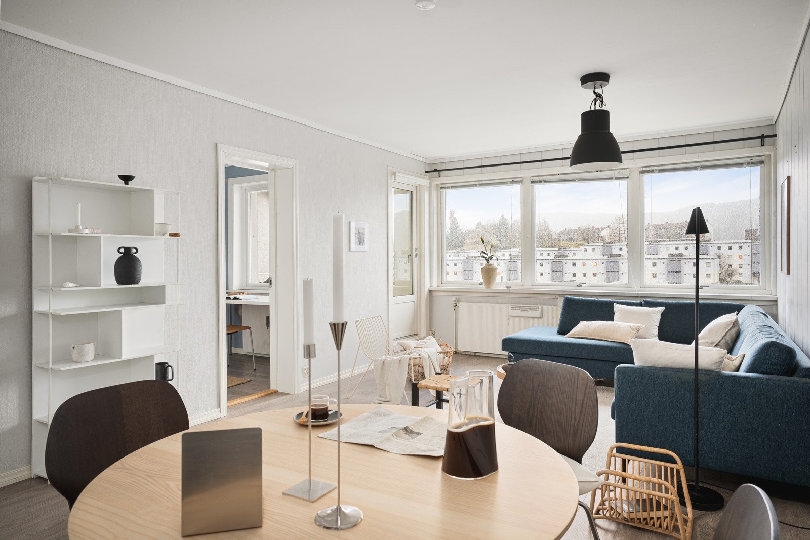 Videre kommer vi inn til hjertet av boligen, nemlig stuen. Her er det en stor radiatorovn med fjernvarme, som varmer godt. Galleribilde