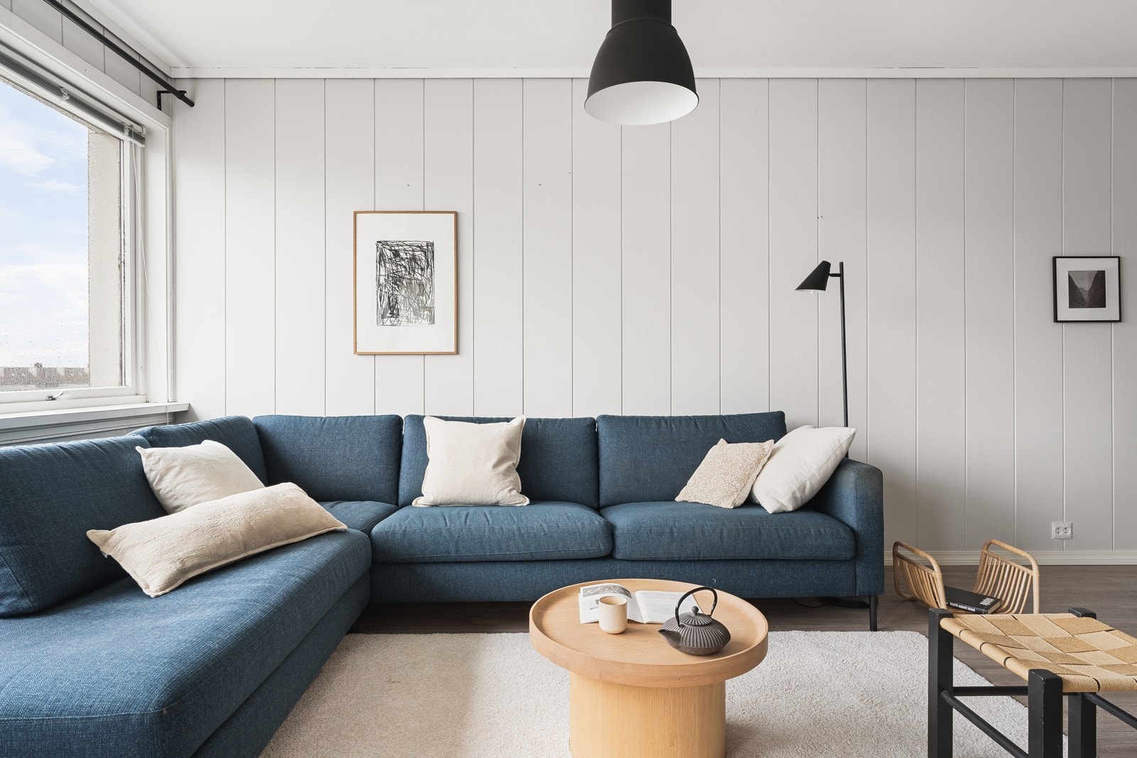 Hele leiligheten, foruten bad, har i nyere tid fått 1-stavs laminat på alle gulv. Galleribilde