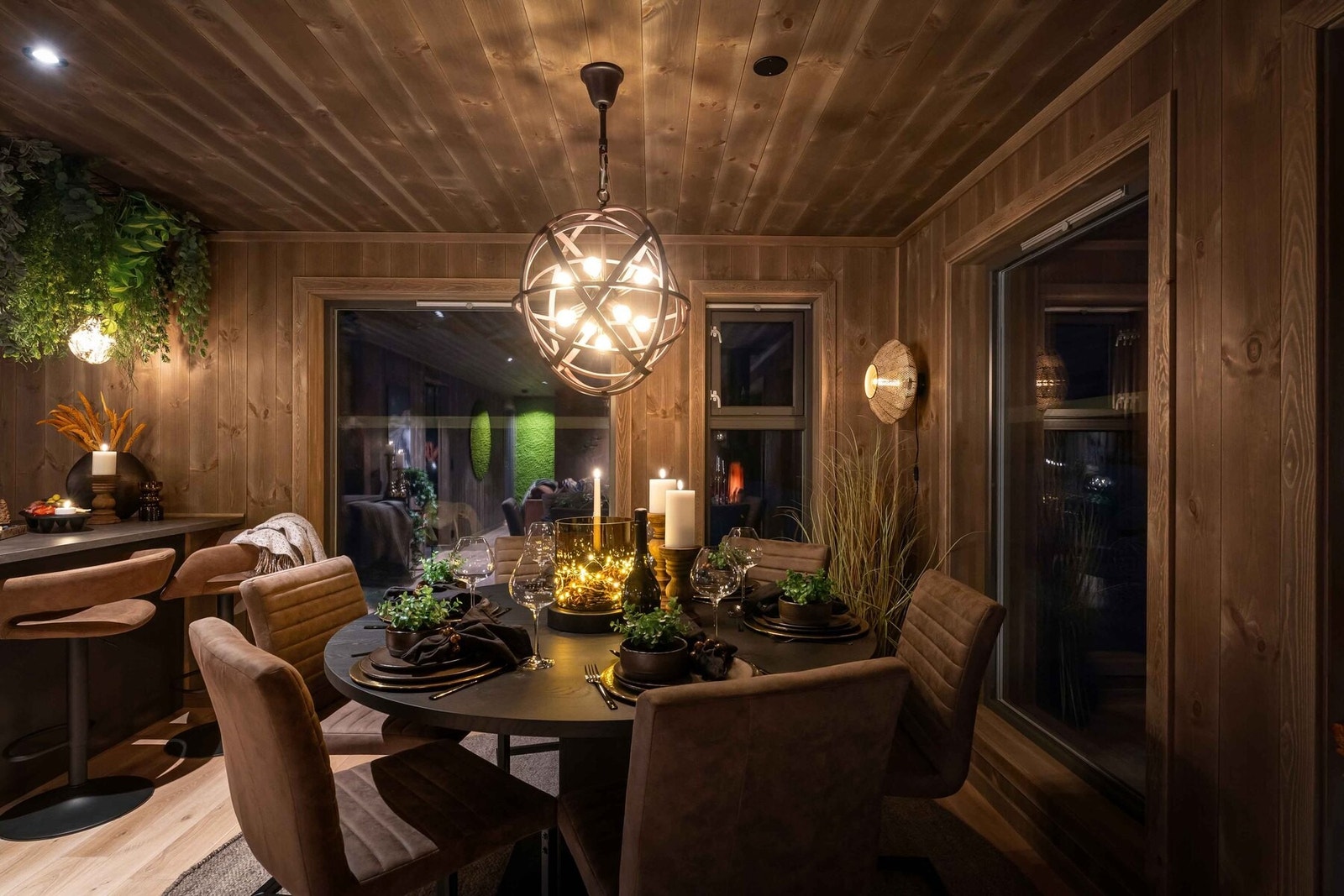 Koselig spiseplass. Foto fra møblert visningshytte. Galleribilde