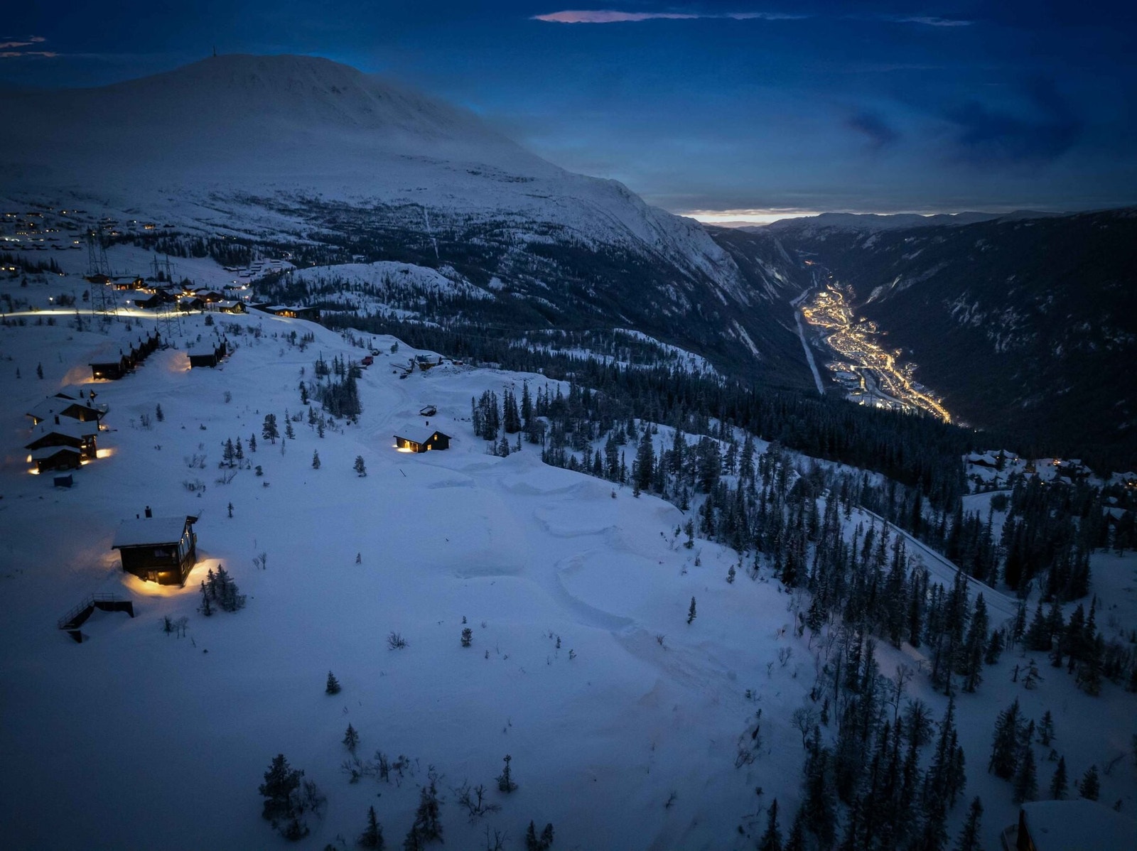 Foto fra tomteområdet mot Gaustatoppen og Rjukan Galleribilde