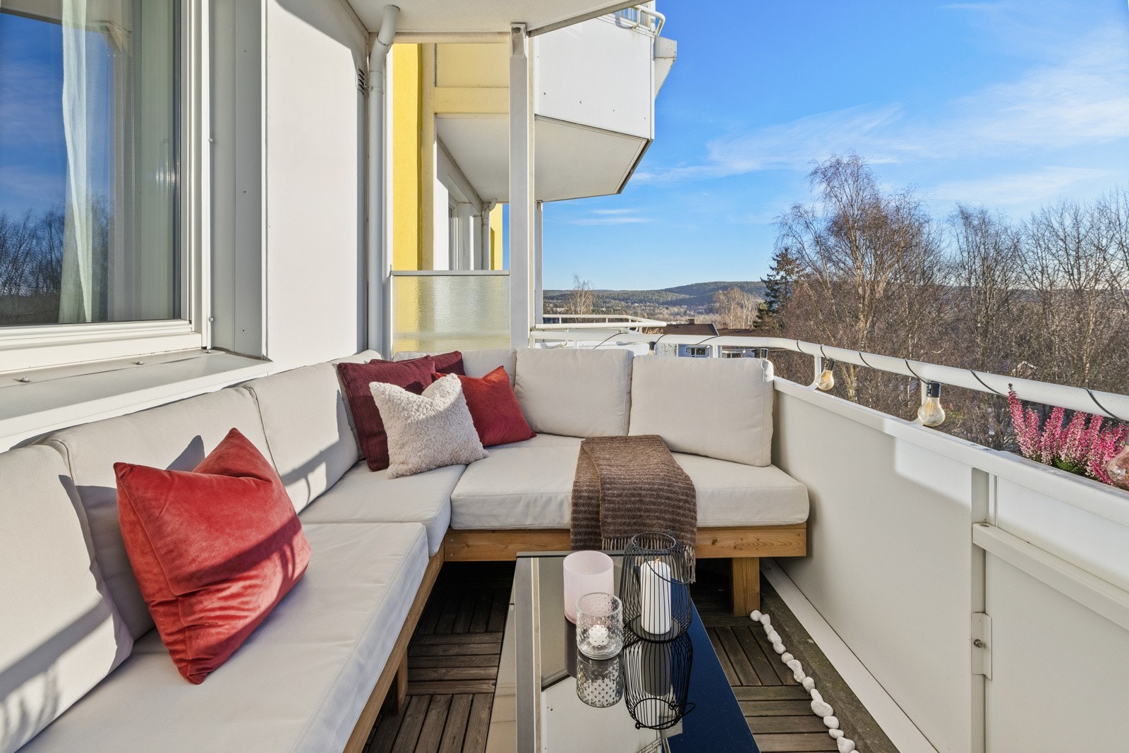 Her får du god plass til å innrede med sittegruppe, grill og diverse blomster. Galleribilde
