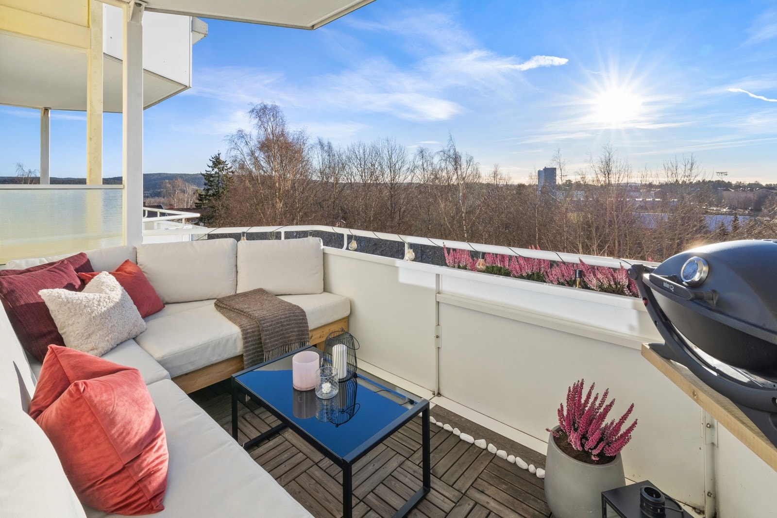 Stue med utgang til sydvendt balkong på 6,4 m². Gode solforhold med sol fra ca. kl. 09:30-19:30 på sommeren Galleribilde