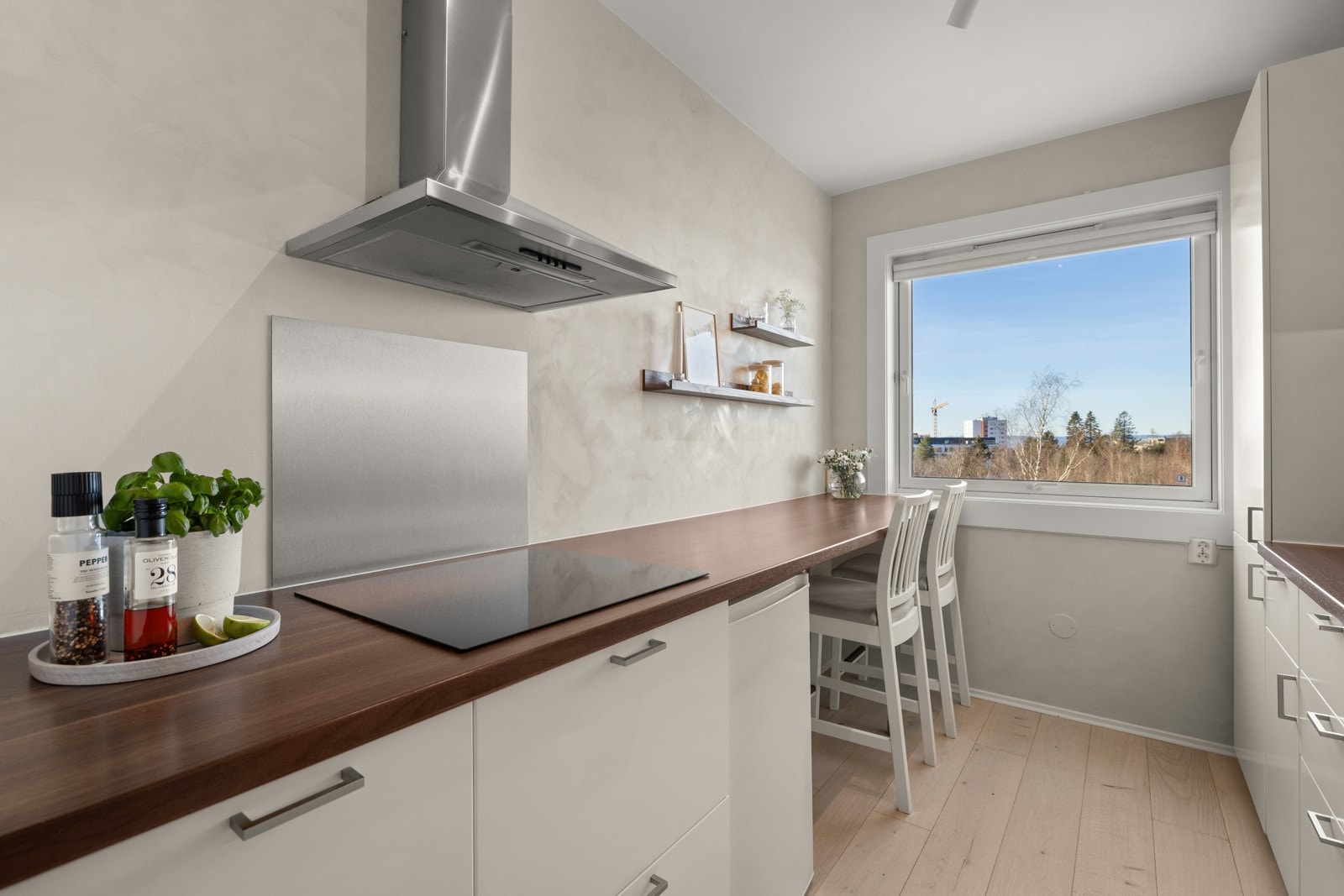 Det er montert lekkasjestopper i tilknytning til vanninstallasjoner på kjøkken. Galleribilde