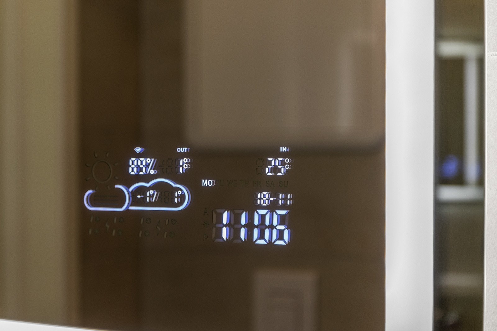 Speil med integrert belysning og digitalt display. Galleribilde