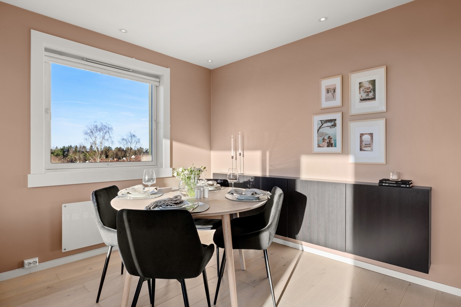 Du får også god plass til å innrede med et stort spisebord i stuen. Galleribilde