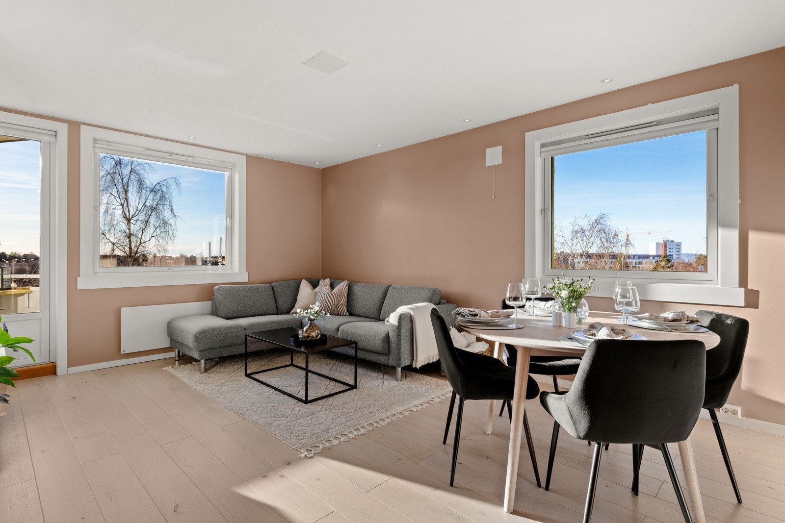Lys og innbydende stue malt i tidsriktig fargevalg. Galleribilde