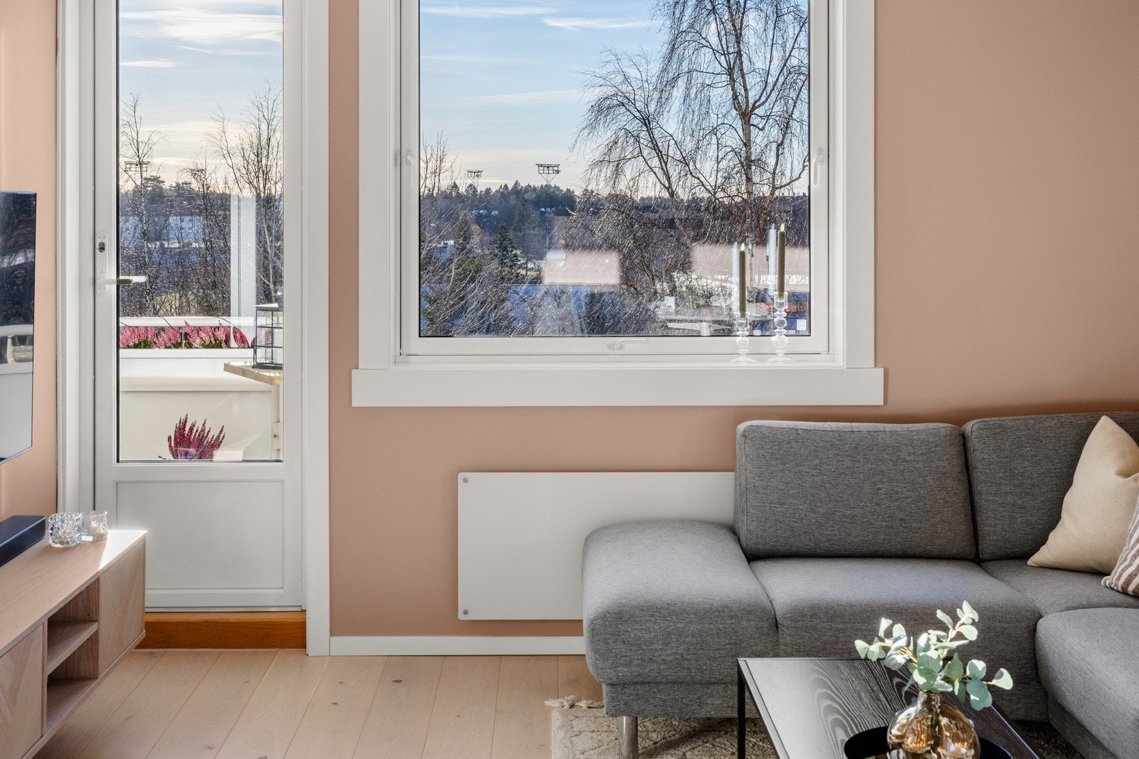 Fra stuen er det utgang til en romslig balkong. Galleribilde