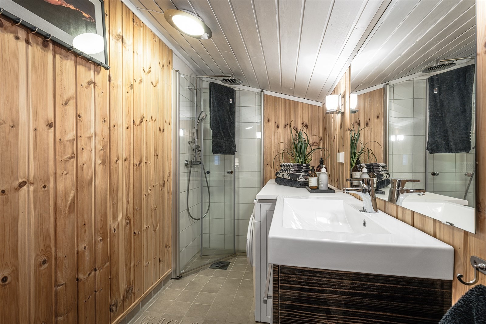 Delikat baderom med en god fjellfølelse. Galleribilde