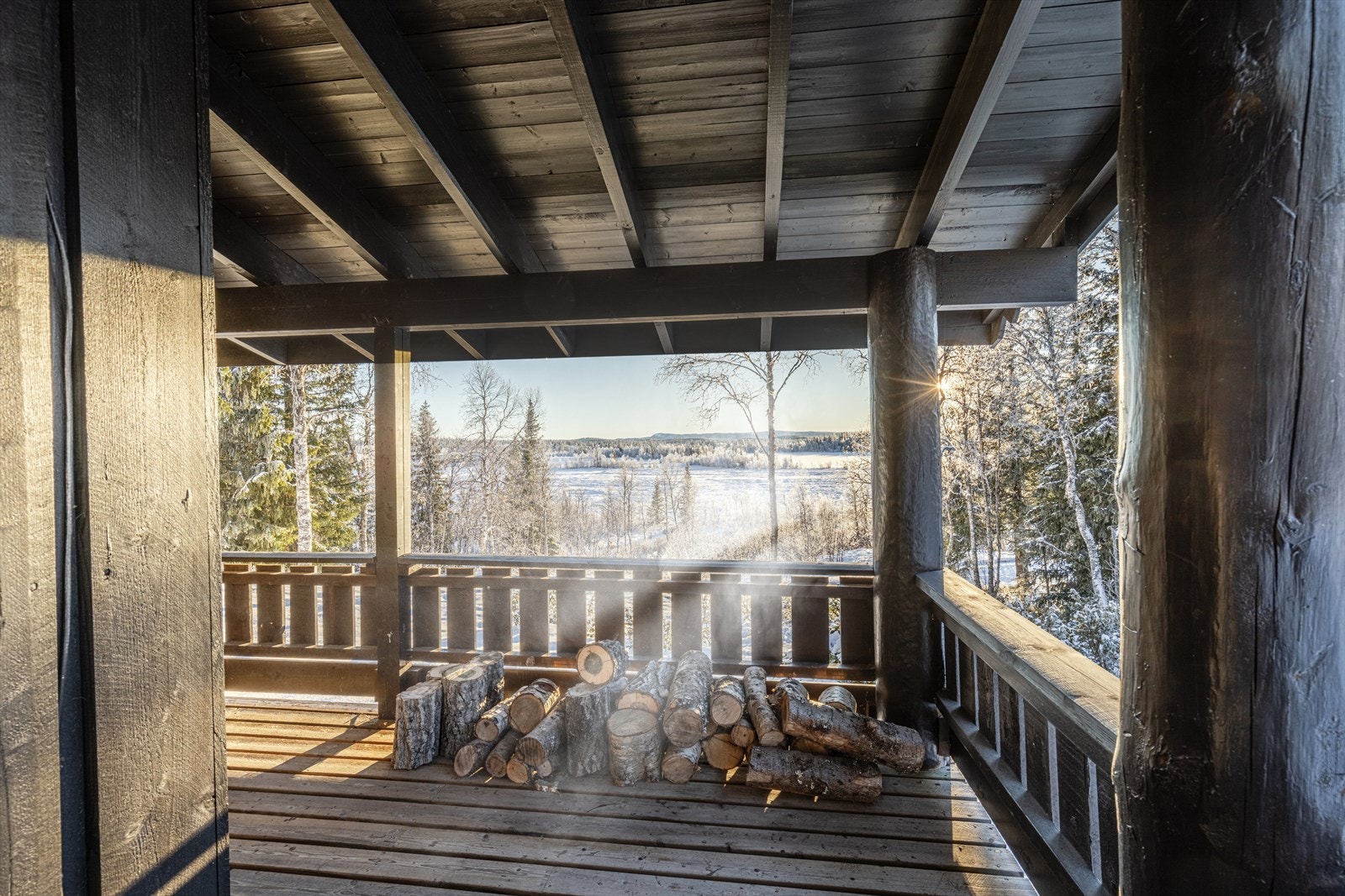Stor terrasse som går rundt store deler av hytta. Galleribilde