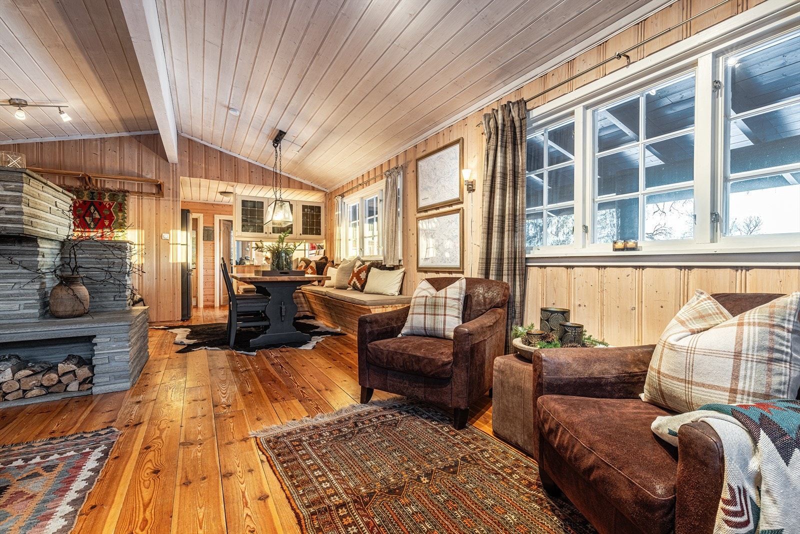 Stue og spisestue med store vindusflater. Galleribilde