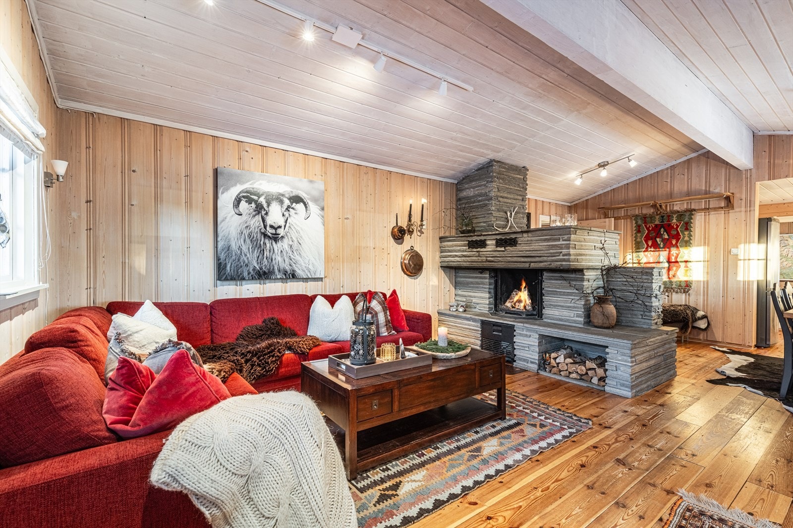 Hyggelig stue med stor peis perfekt for kalde vinterdager. Galleribilde