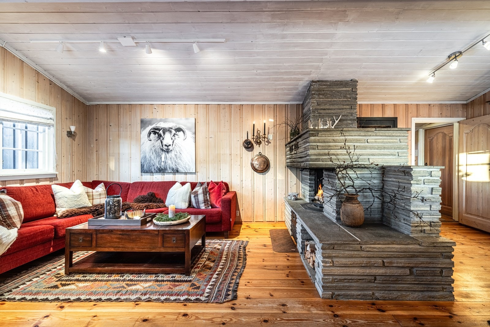 Her kan du nyte fjellheimen foran peisen etter en lang dag i skisporet. Galleribilde