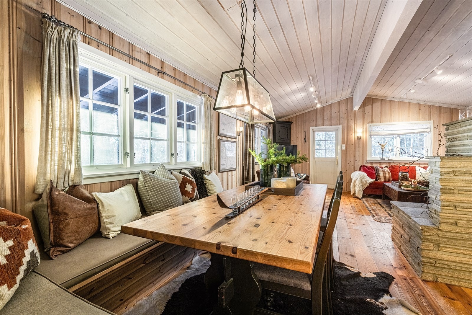 Spiseplass med plassbygget benk. Galleribilde