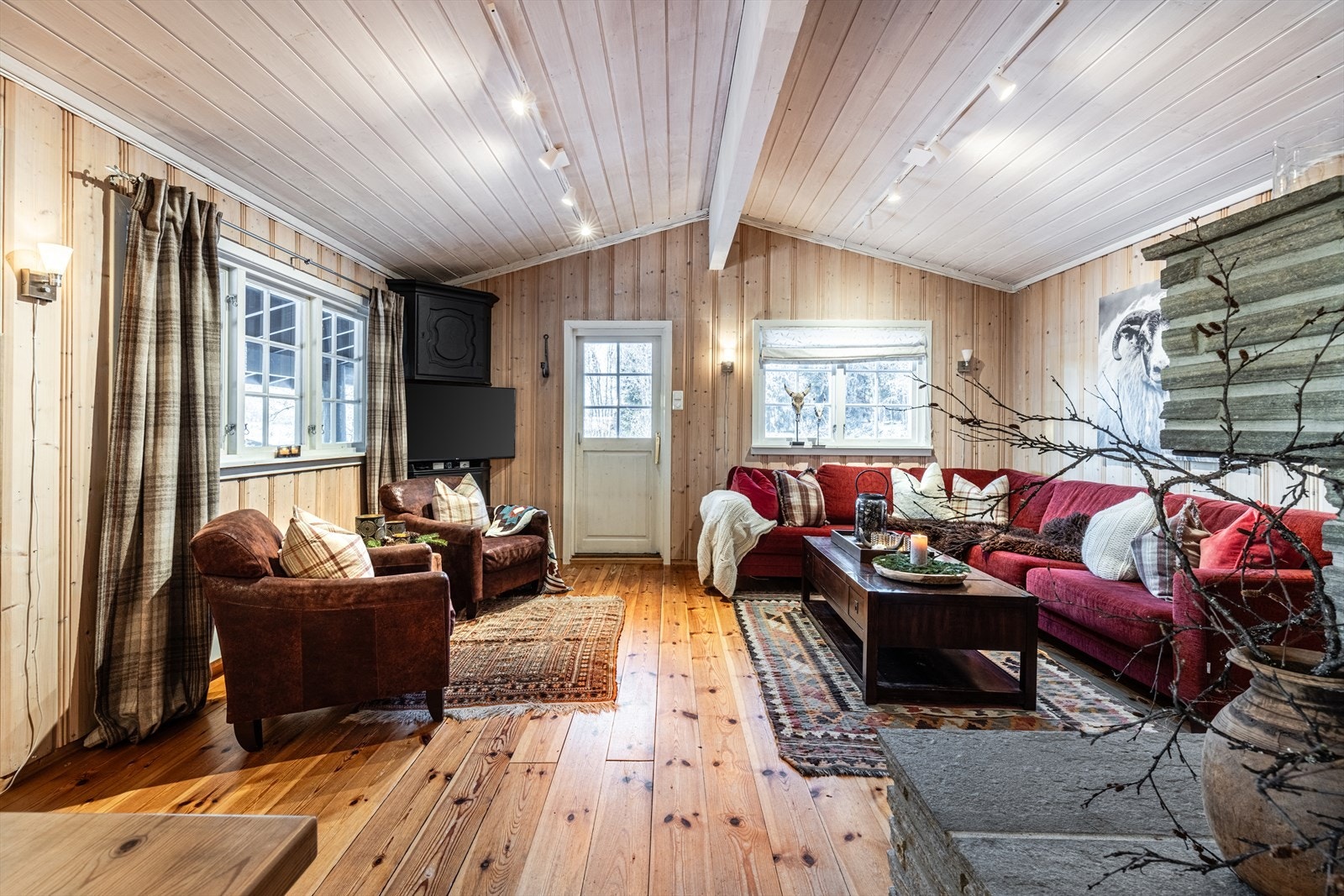 Romslig stue med store vindusflater og utgang til terrasse. Galleribilde