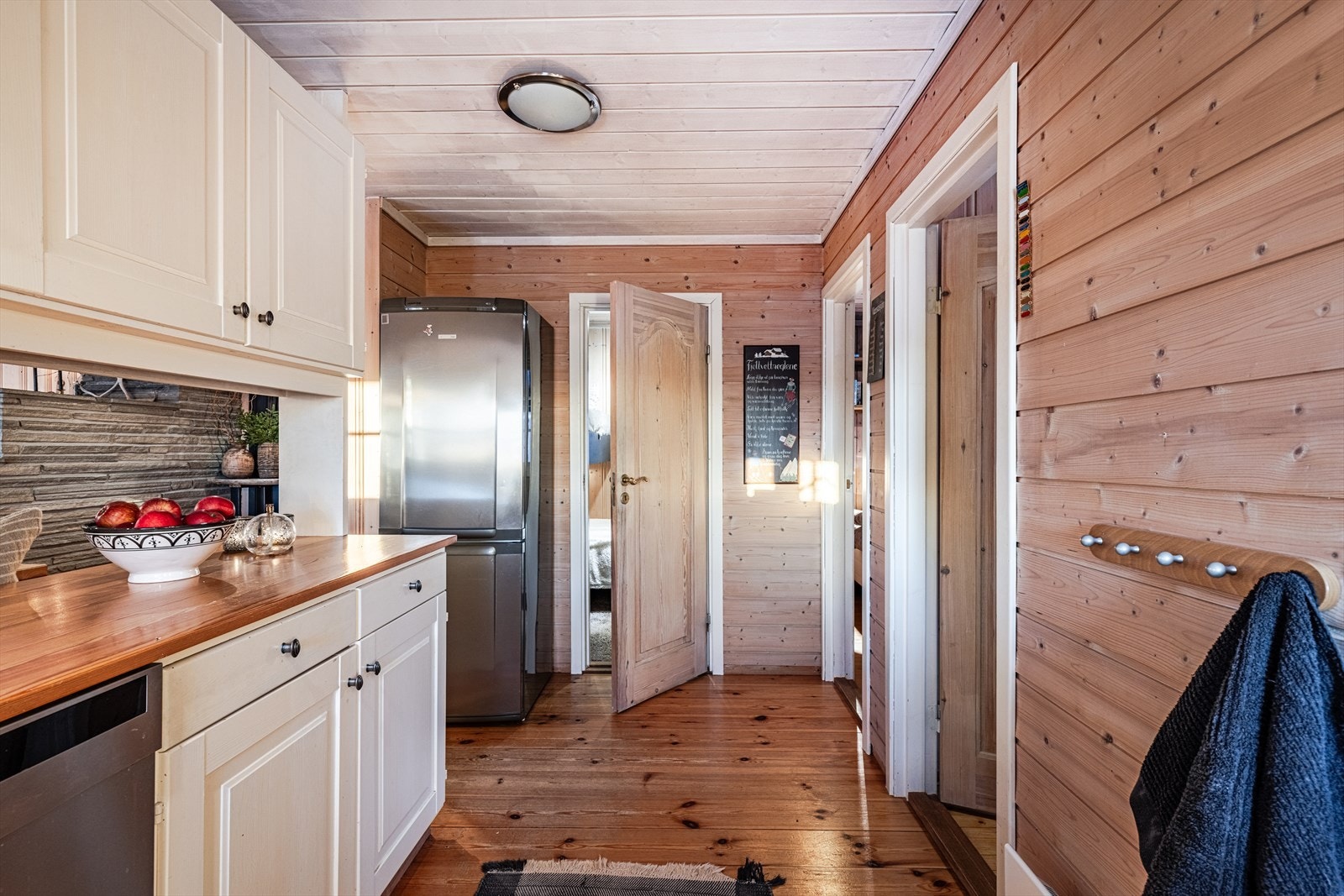 Kjøkken mot inngang til soverom. Galleribilde