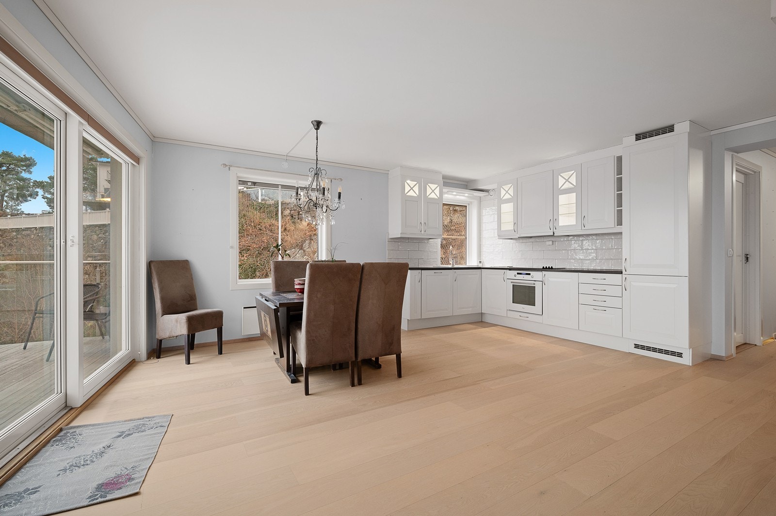 Kjøkkenet med innredning fra Sigdal. Integrert stekeovn, koketopp, oppvaskmaskin og kjøl/fryseskap. Galleribilde