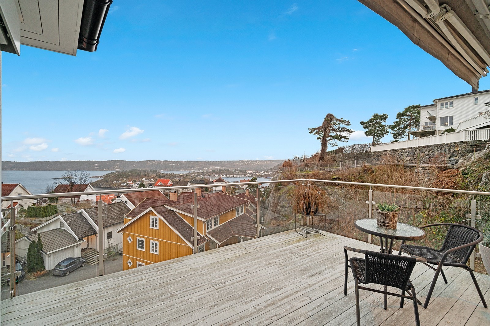 Solrik tomt med sol fra morgen til ca kl 20.30 sommertid. Galleribilde