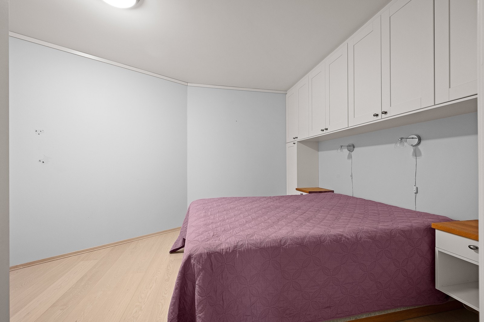 Det ene soverommet har skyvedørsgarderobe og plassbygde skap som gir en god utnytelse av rommet med god lagringsplass. Galleribilde