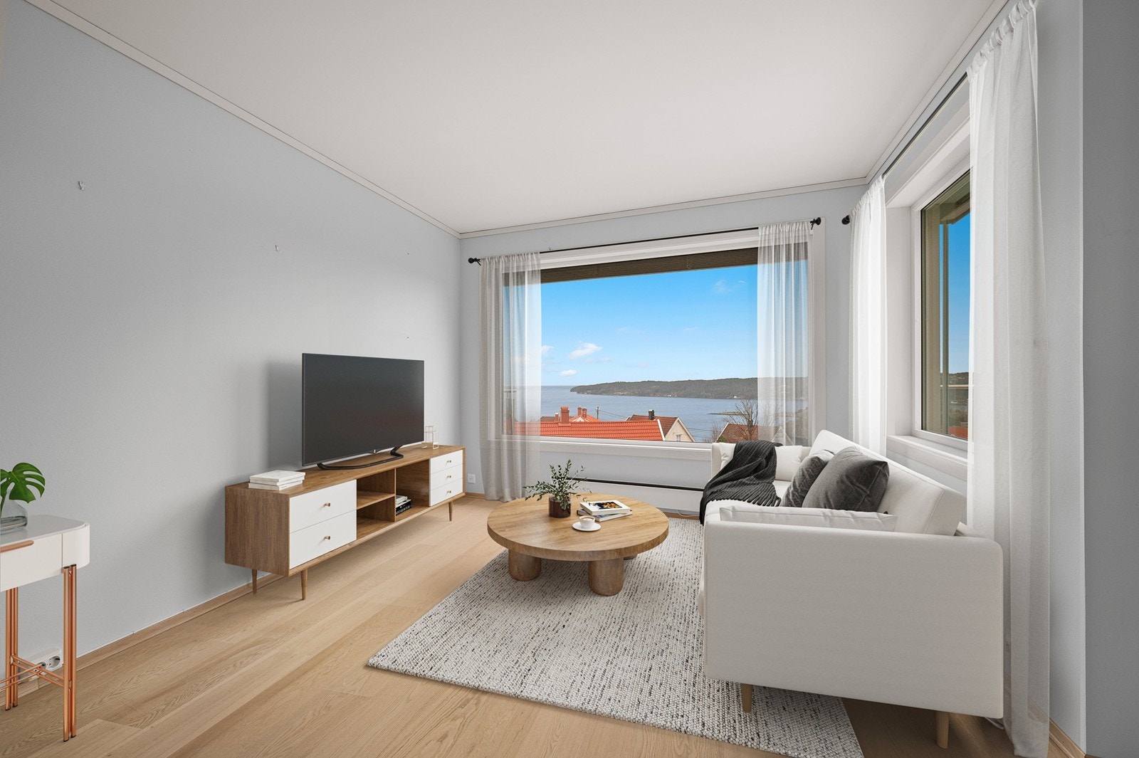 Store vinduer som gir godt med lys og samtidig kan man nyte denne fantastiske sjøutsikten! (Digital styling) Galleribilde