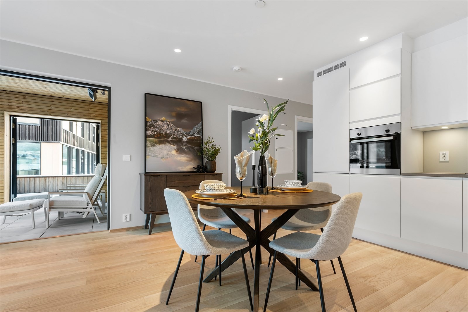 Åpen løsning mellom stue og kjøkken Galleribilde